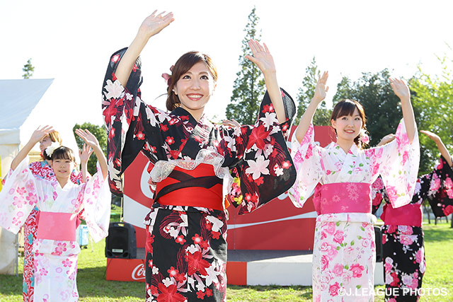 【明治安田Ｊ２ 第30節 北九州vs水戸】浴衣姿で踊る北九州のオフィシャルチアダンスチーム「スプラッシュ」のみなさん（2/5）