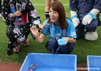 【明治安田Ｊ２ 第30節 横浜FCvs千葉】ピッチ脇でスーパーボールすくいに挑戦する佐藤 美希さん(6/7)