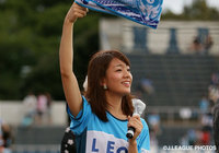 【明治安田Ｊ２ 第30節 横浜FCvs千葉】佐藤 美希さんはスタジアムのファン・サポーターへ向け、タオルマフラーを振る(5/7)