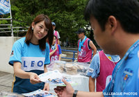 【明治安田Ｊ２ 第30節 横浜FCvs千葉】マッチデープログラムを手渡しする佐藤 美希さん(4/7)