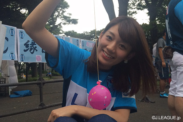 【明治安田Ｊ２ 第30節 横浜FCvs千葉】ヨーヨー釣りに成功した佐藤 美希さんはニッコリ笑顔を見せた(2/7)