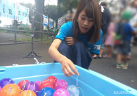 【明治安田Ｊ２ 第30節 横浜FCvs千葉】ヨーヨー釣りに挑戦する佐藤 美希さん(1/7)