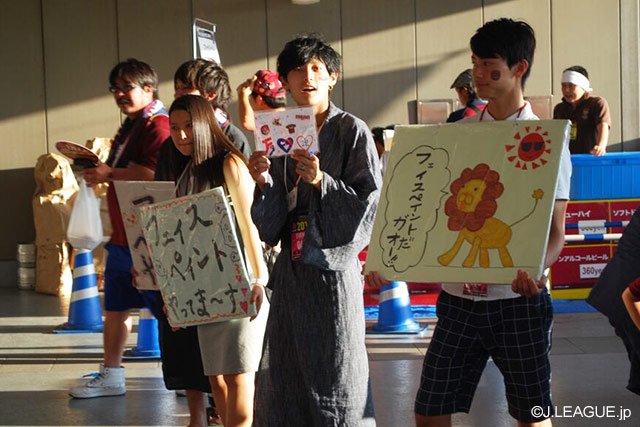 【明治安田Ｊ２ 第30節 岡山vs福岡】岡山を応援する学生サークル「ファジピスタ」がフェイスペイントを実施（1/4）