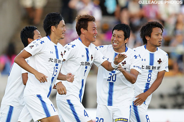 【明治安田Ｊ２ 第30節 京都vs金沢】FKを頭で決め、先制点を挙げたチャ　ヨンファン（金沢）（2/4）