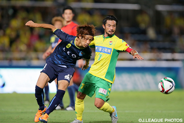 【明治安田Ｊ２ 第30節 横浜FCvs千葉】中盤でボールを競り合う佐藤　謙介（横浜FC/左）と佐藤　勇人（千葉/右）（2/4）