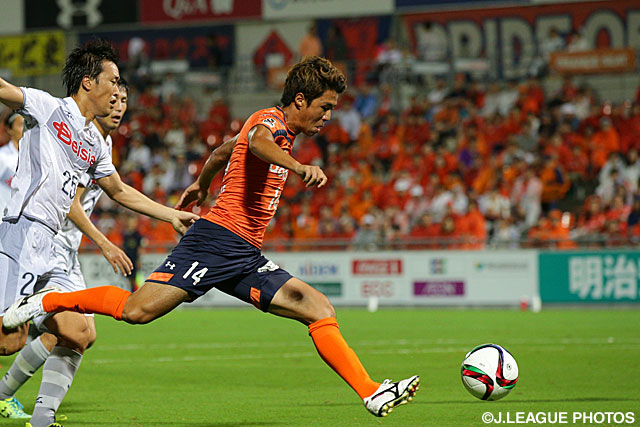 【明治安田Ｊ２ 第30節 大宮vs群馬】鋭いドリブル突破を見せる今日が誕生日の清水　慎太郎（大宮）（4/4）