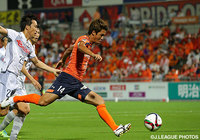 【明治安田Ｊ２ 第30節 大宮vs群馬】鋭いドリブル突破を見せる今日が誕生日の清水　慎太郎（大宮）（4/4）