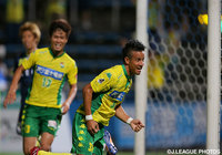 【明治安田Ｊ２ 第30節 横浜FCvs千葉】95分の土壇場で決勝ゴールを決めた松田　力（千葉）（3/4）