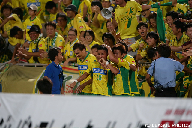【明治安田Ｊ２ 第30節 横浜FCvs千葉】決勝ゴールを決め、ゴール裏のファン・サポーターのもとへ駆け寄った松田　力（千葉）（4/4）