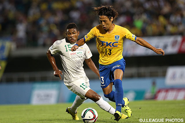 【明治安田Ｊ２ 第30節 栃木vs岐阜】ドリブルで突破する久保　裕一（栃木）（3/4）