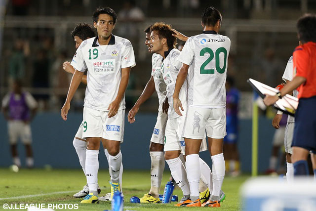 【明治安田Ｊ２ 第30節 栃木vs岐阜】オウンゴールを誘発した風間　宏矢（岐阜）（2/4）