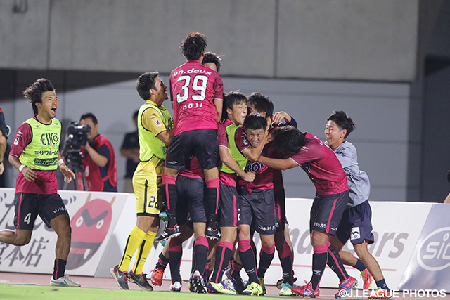 【明治安田Ｊ２ 第30節 岡山vs福岡】91分に決勝ゴールを決めて揉みくちゃにされる岡本　英也（岡山）（3/4）