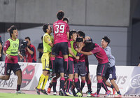 【明治安田Ｊ２ 第30節 岡山vs福岡】91分に決勝ゴールを決めて揉みくちゃにされる岡本　英也（岡山）（3/4）