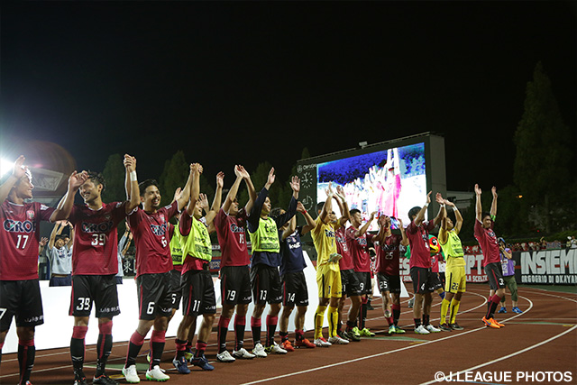 【明治安田Ｊ２ 第30節 岡山vs福岡】9試合ぶりの勝利をファン・サポーターと喜ぶ岡山の選手たち（4/4）