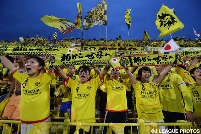 【ＡＣＬ２０１５ 準々決勝 第1戦 柏vs広州恒大】気合十分のコールでスタジアムを盛り上げる柏のファン・サポーター（4/15）