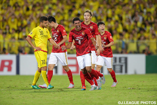 【ＡＣＬ２０１５ 準々決勝 第1戦 柏vs広州恒大】規格外のFKでネットを揺らしたパウリーニョ（広州恒大）。ワールドクラスの片鱗をみせた（8/15）