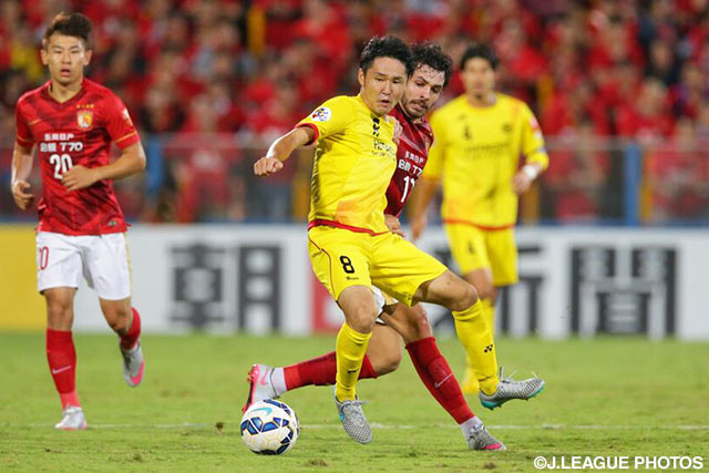 【ＡＣＬ２０１５ 準々決勝 第1戦 柏vs広州恒大】リカルド　グラル（広州恒大）と競り合う茨田　陽生（柏）（11/15）