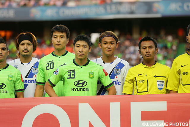 【ＡＣＬ２０１５ 準々決勝 第1戦 全北現代vsＧ大阪】元Ｇ大阪のイ　グノ（全北現代）が、宇佐美　貴史（Ｇ大阪）と隣同士で記念撮影（3/13）