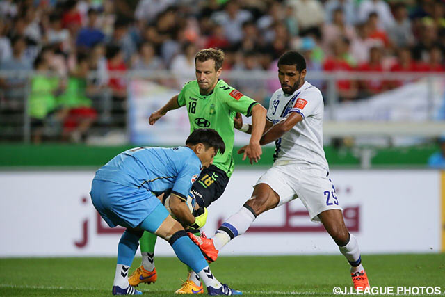 【ＡＣＬ２０１５ 準々決勝 第1戦 全北現代vsＧ大阪】パトリック（Ｇ大阪）の前進をGKクォン　スンテがブロック（5/13）