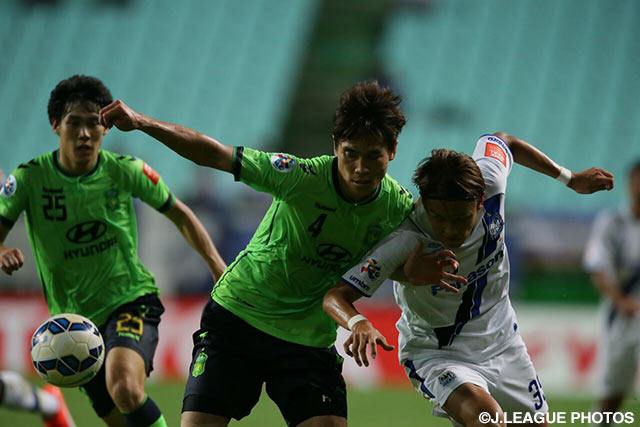 【ＡＣＬ２０１５ 準々決勝 第1戦 全北現代vsＧ大阪】この日は相手の厳しいチェックに遭い、なかなかゴールに近づけない宇佐美　貴史（Ｇ大阪）（6/13）
