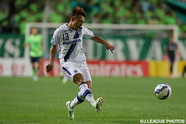 【ＡＣＬ２０１５ 準々決勝 第1戦 全北現代vsＧ大阪】ゴール前にクロスを入れる阿部　浩之（Ｇ大阪）（10/13）
