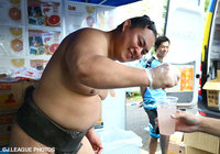 【明治安田Ｊ１ ２ｎｄ 第9節 川崎Ｆvs鹿島】春日山部屋の力士などによる「握力生絞りグレープフルーツサワー＆ジュース」販売が行われている（1/22）