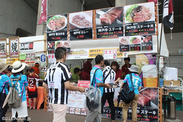 【明治安田Ｊ１ ２ｎｄ 第9節 神戸vs鳥栖】名物の神戸牛が楽しめる飲食ブースに並ぶ、鳥栖のファン・サポーター（2/7）