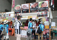 【明治安田Ｊ１ ２ｎｄ 第9節 神戸vs鳥栖】名物の神戸牛が楽しめる飲食ブースに並ぶ、鳥栖のファン・サポーター（2/7）