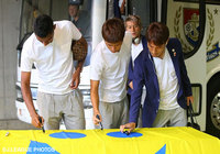 【明治安田Ｊ１ ２ｎｄ 第9節 横浜FMvs浦和】フェアプレーフラッグにサインを書く、横浜FMの選手たち（1/22）