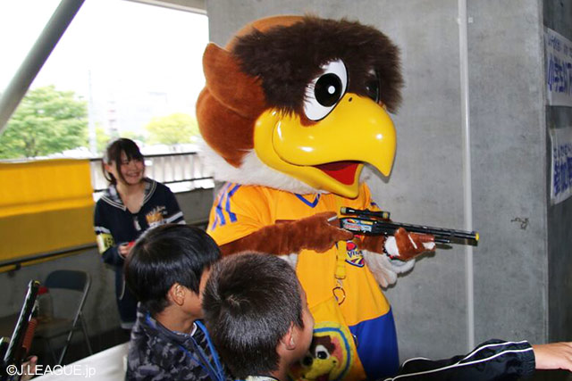 【明治安田Ｊ１ ２ｎｄ 第9節 仙台vs新潟】縁日コーナーで射撃に挑戦する仙台のマスコット・ベガッ太くん（2/7）