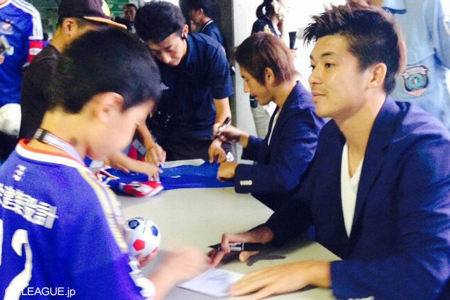 【明治安田Ｊ１ ２ｎｄ 第9節 横浜FMvs浦和】夏休み特別企画として選手サイン会が開かれた（2/22）