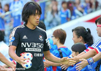 【明治安田Ｊ１ ２ｎｄ 第9節 横浜FMvs浦和】中村　俊輔（横浜FM）はウォーミングアップ前にファン・サポーターとふれあう（4/22）