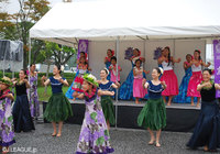 【明治安田Ｊ１ ２ｎｄ 第9節 広島vs名古屋】にぎわいステージではフラダンスが披露された（1/6）