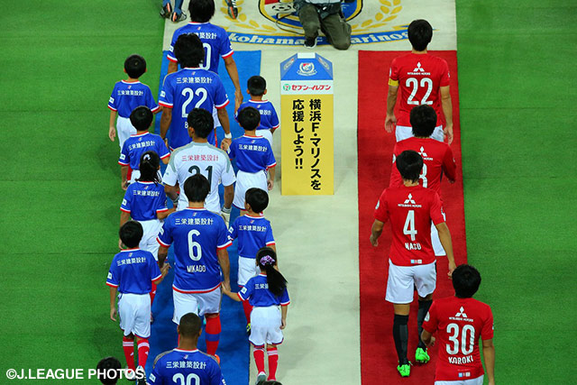 【明治安田Ｊ１ ２ｎｄ 第9節 横浜FMvs浦和】入場する両チームの選手たち（6/22）