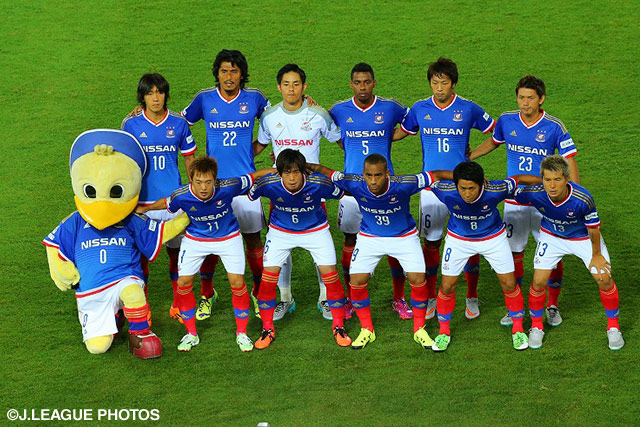 【明治安田Ｊ１ ２ｎｄ 第9節 横浜FMvs浦和】横浜FMの先発メンバーによる記念撮影（8/22）