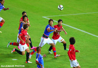 【明治安田Ｊ１ ２ｎｄ 第9節 横浜FMvs浦和】伊藤　翔（横浜FM）と阿部　勇樹（浦和）は激しく競り合う（10/22）