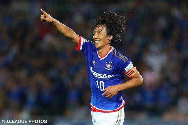 【明治安田Ｊ１ ２ｎｄ 第9節 横浜FMvs浦和】先制点となるフリーキックを決め、笑顔を見せる中村　俊輔（横浜FM）（11/22）