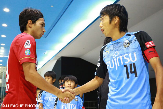 【明治安田Ｊ１ ２ｎｄ 第9節 川崎Ｆvs鹿島】入場前に握手をする中村　憲剛（川崎Ｆ）と柴崎　岳（鹿島）（7/22）