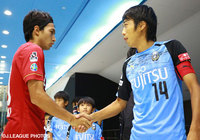 【明治安田Ｊ１ ２ｎｄ 第9節 川崎Ｆvs鹿島】入場前に握手をする中村　憲剛（川崎Ｆ）と柴崎　岳（鹿島）（7/22）