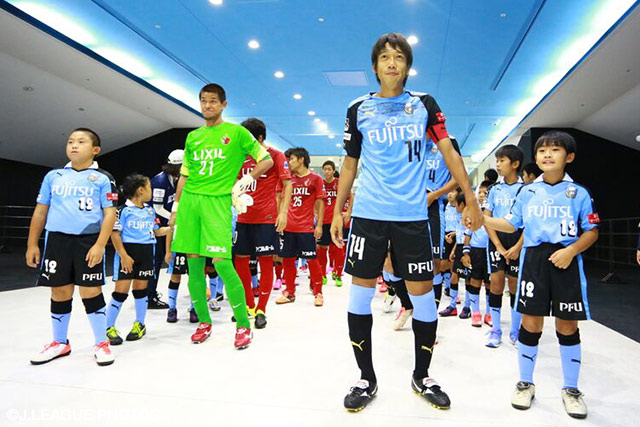 【明治安田Ｊ１ ２ｎｄ 第9節 川崎Ｆvs鹿島】中村　憲剛（川崎Ｆ）と曽ヶ端　準（鹿島）はピッチを目の前にし入場を待つ（6/21）