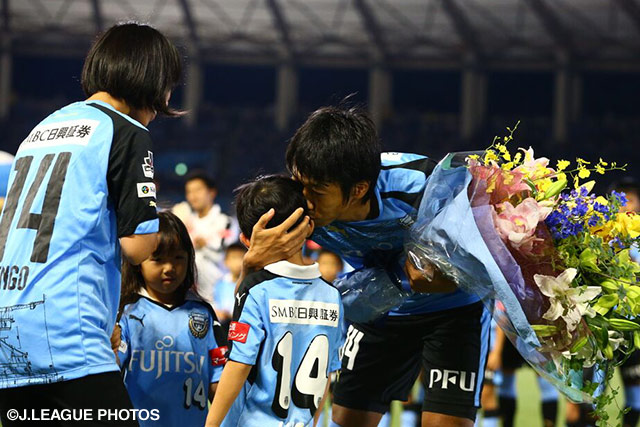 【明治安田Ｊ１ ２ｎｄ 第9節 川崎Ｆvs鹿島】中村　憲剛（川崎Ｆ）の公式戦通算500試合を祝うセレモニーが行われた（8/22）