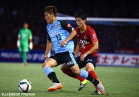 【明治安田Ｊ１ ２ｎｄ 第9節 川崎Ｆvs鹿島】マッチアップを繰り広げる大久保　嘉人（川崎Ｆ）と山本　脩斗（鹿島）（10/22）