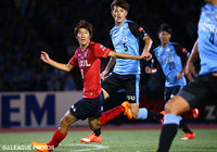 【明治安田Ｊ１ ２ｎｄ 第9節 川崎Ｆvs鹿島】土居　聖真（鹿島）と谷口　彰悟（川崎Ｆ）は激しく競り合う（11/22）