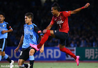 【明治安田Ｊ１ ２ｎｄ 第9節 川崎Ｆvs鹿島】カイオ（鹿島）がシュートを放ち、驚き気味の表情を見せるエウシーニョ（川崎Ｆ）（13/22）