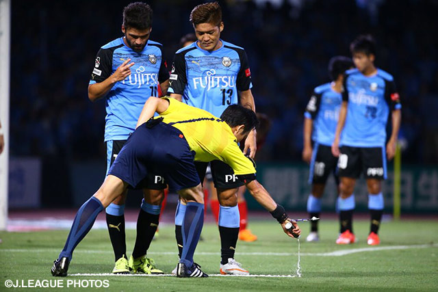 【明治安田Ｊ１ ２ｎｄ 第9節 川崎Ｆvs鹿島】バニシングスプレーでラインが引き終わるのを待つ、アルトゥール　マイアと大久保　嘉人（川崎Ｆ）（14/22）