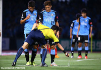 【明治安田Ｊ１ ２ｎｄ 第9節 川崎Ｆvs鹿島】バニシングスプレーでラインが引き終わるのを待つ、アルトゥール　マイアと大久保　嘉人（川崎Ｆ）（14/22）