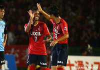 【明治安田Ｊ１ ２ｎｄ 第9節 川崎Ｆvs鹿島】先制ゴールを決めたカイオ（鹿島）と祝福する金崎　夢生（16/22）