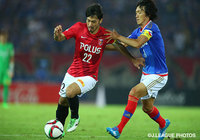 【明治安田Ｊ１ ２ｎｄ 第9節 横浜FMvs浦和】阿部　勇樹（浦和）は中村　俊輔（横浜FM）と激しく競り合う（9/22）