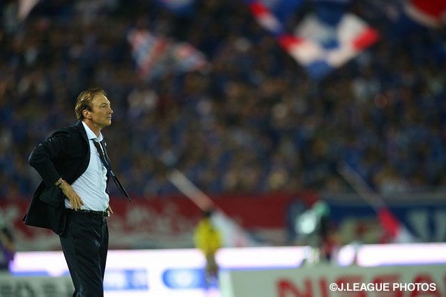 【明治安田Ｊ１ ２ｎｄ 第9節 横浜FMvs浦和】ピッチを見つめるエリク モンバエルツ監督（横浜FM）（13/22）