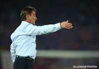 【明治安田Ｊ１ ２ｎｄ 第9節 横浜FMvs浦和】ペトロヴィッチ監督（浦和）は冷静な表情でピッチの選手たちへ指示を出す（14/22）